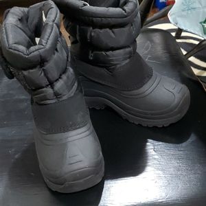 Toddler snow boots.